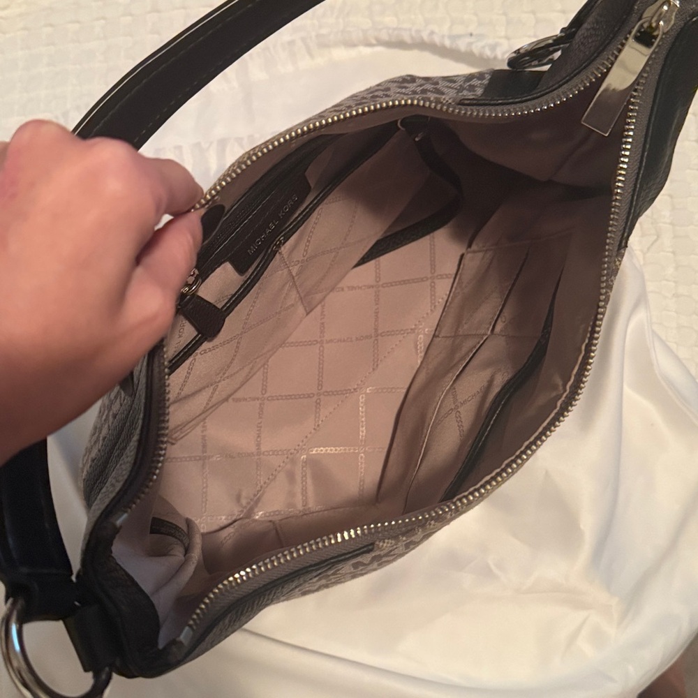 Michael Kors Aria Large Logo Jacquard Shoulder - Silver - Picture 7 of 9